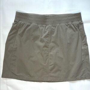 KUHL active skirt with shorts liner zipper pockets elastic waist size M